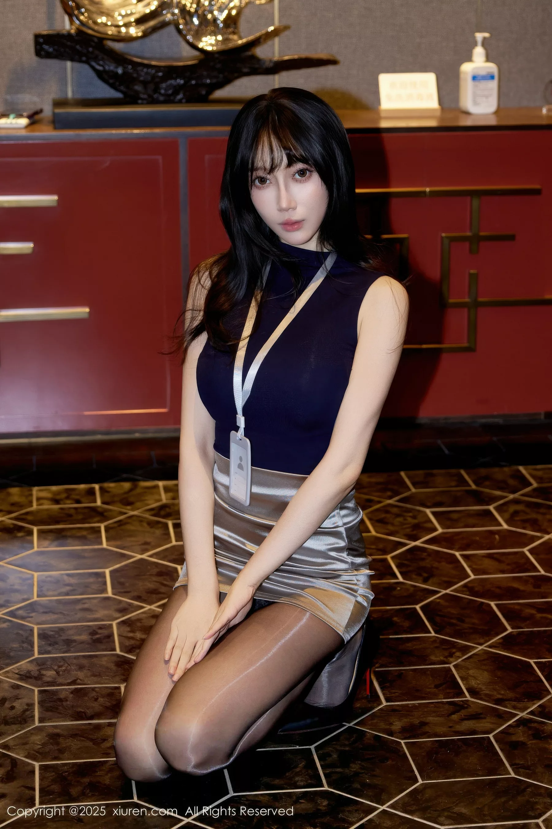 秀人集.com_[XiuRen秀人网]No.10890_模特玥儿玥er深色OL服饰露黑色内衣配超薄黑丝秀美腿诱惑写真72P