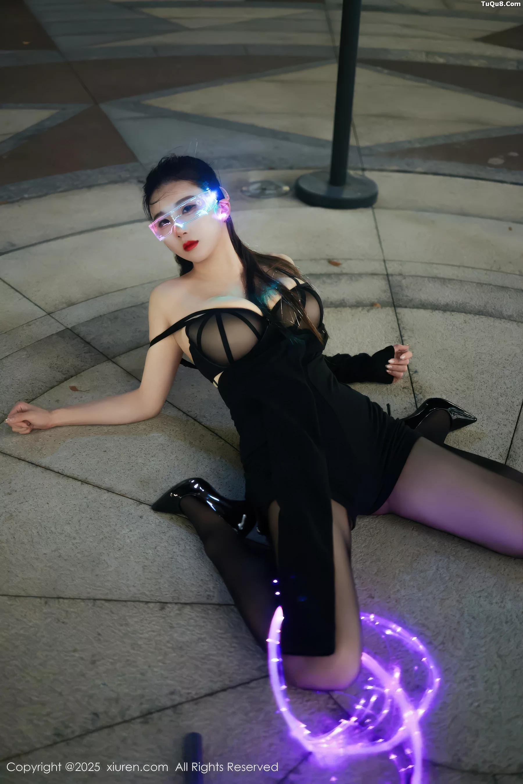 秀人集.com_[XiuRen秀人网]No.10936_模特小肉肉咪性感黑色连衣短裙配超薄黑丝秀凹凸身材诱惑写真77P