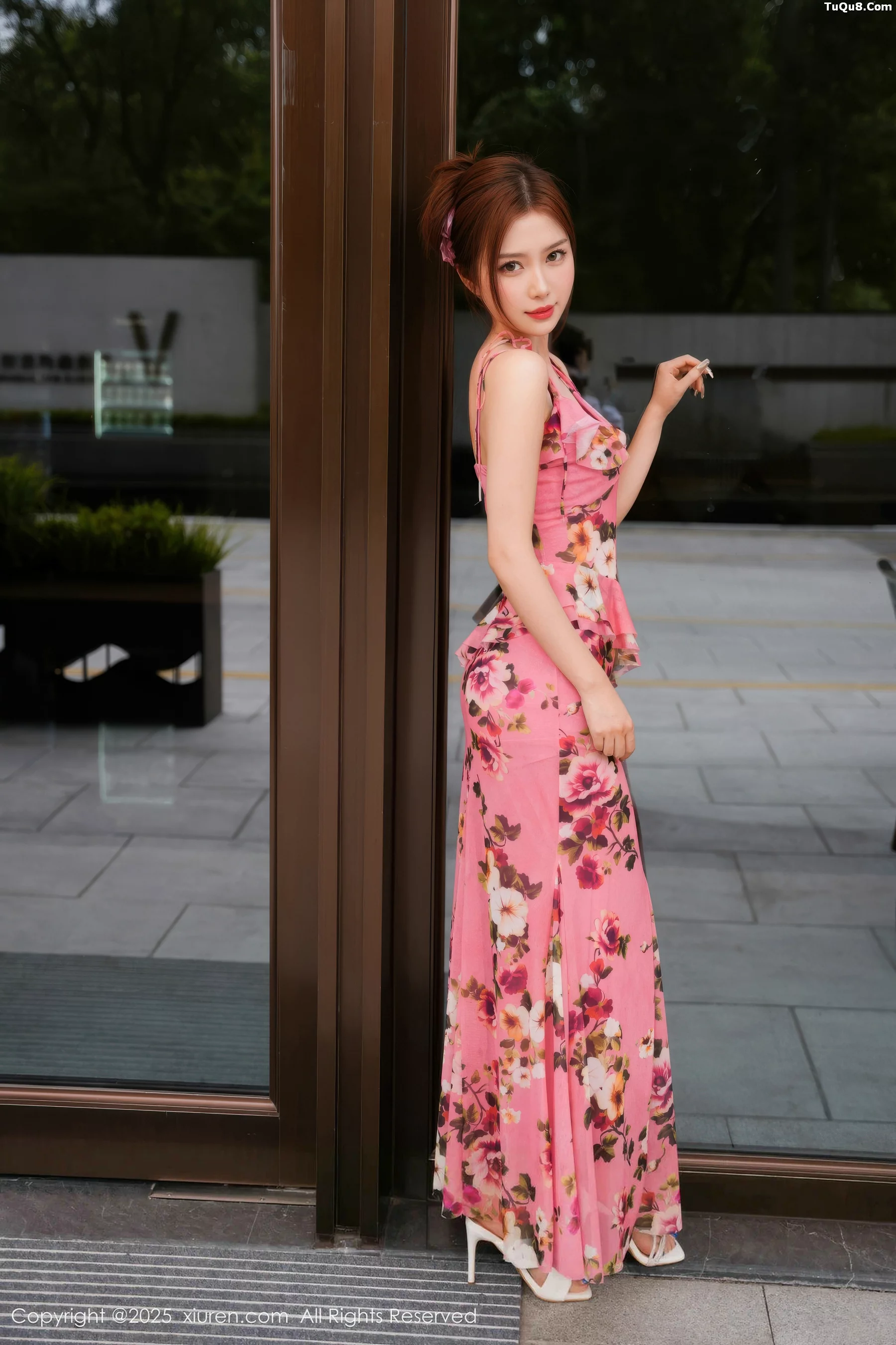 秀人集.com_[XiuRen秀人网]No.10954_模特白芷yy浴池场景性感碎花连衣裙露紫色内衣秀柔美身姿诱惑写真60P